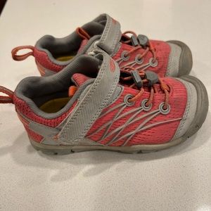 Size 11 keen tennis hikers child. Great shape